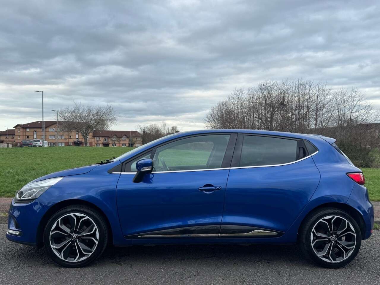 A 2019 RENAULT CLIO 0.9 TCe Iconic Hatchback 5dr Petrol Manual Euro 6 (s/s) (90 ps) Part Ex Wel A 2019 RENAULT CLIO 0.9 TCe Iconic Hatchback 5dr Petrol Manual Euro 6 (s/s) (90 ps) Part Ex Wel