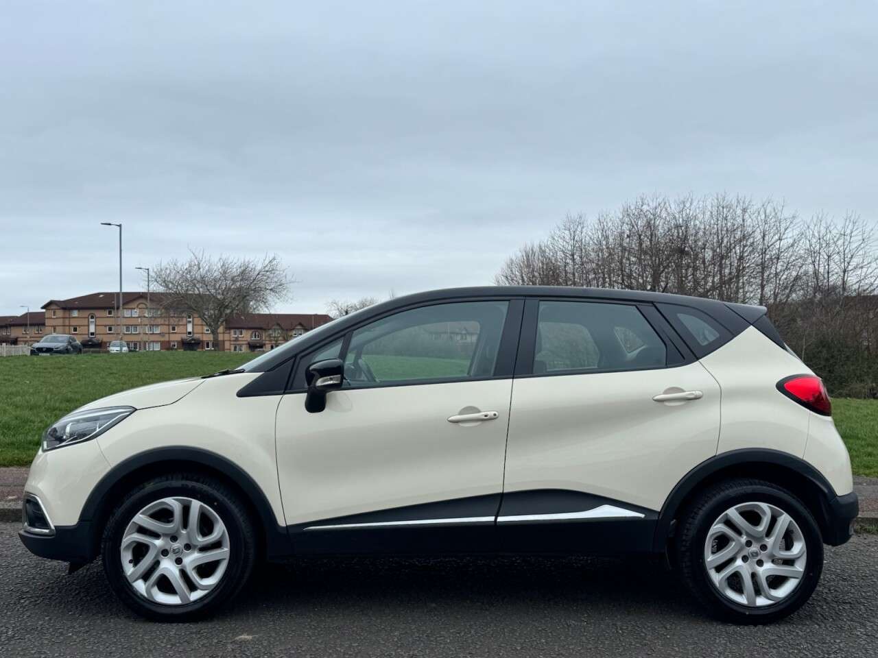 A 2017 RENAULT CAPTUR 1.5 dCi ENERGY Dynamique Nav SUV 5dr Diesel Manual Euro 6 (s/s) (90 ps) Par A 2017 RENAULT CAPTUR 1.5 dCi ENERGY Dynamique Nav SUV 5dr Diesel Manual Euro 6 (s/s) (90 ps) Par