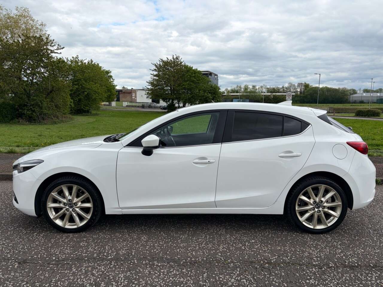 A 2017 MAZDA MAZDA3 2.0 SKYACTIV-G Sport Nav Hatchback 5dr Petrol Manual Euro 6 (s/s) (121 ps) A 2017 MAZDA MAZDA3 2.0 SKYACTIV-G Sport Nav Hatchback 5dr Petrol Manual Euro 6 (s/s) (121 ps)