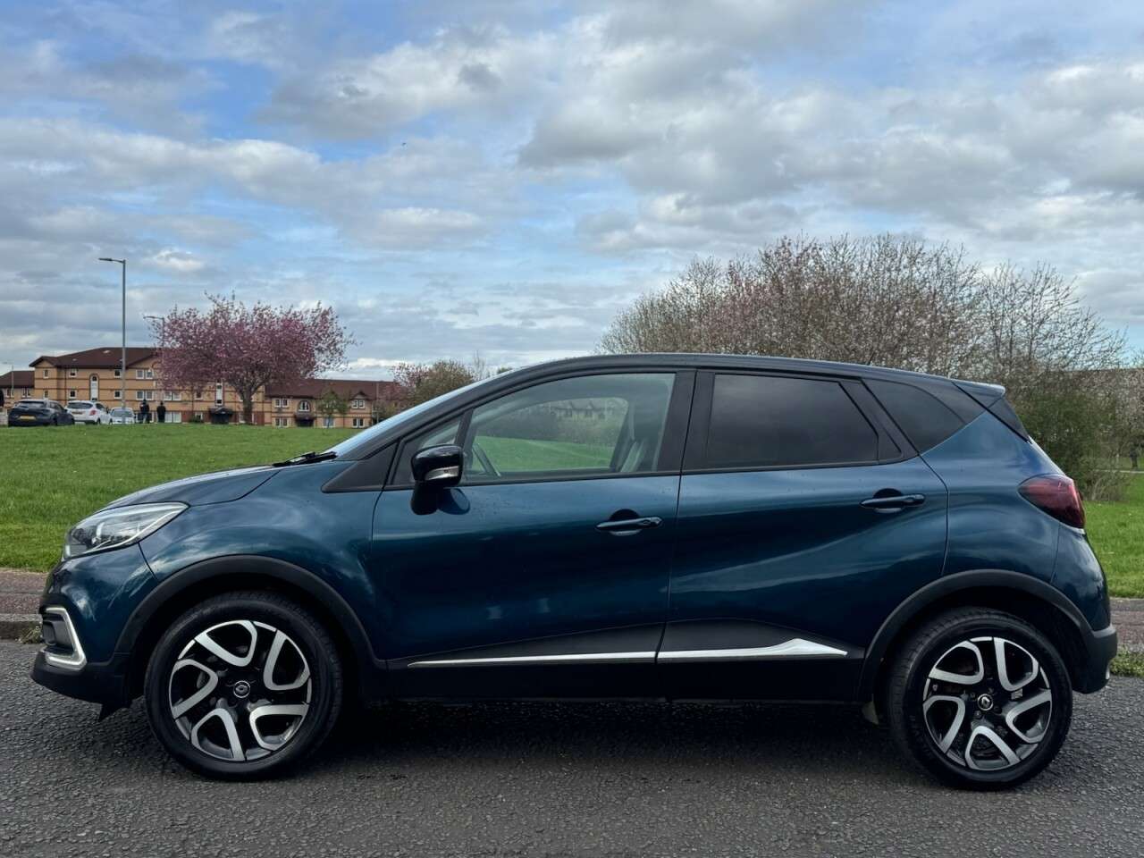 A 2018 RENAULT CAPTUR 1.5 dCi ENERGY Iconic SUV 5dr Diesel Manual Euro 6 (s/s) (90 ps) Part Ex We A 2018 RENAULT CAPTUR 1.5 dCi ENERGY Iconic SUV 5dr Diesel Manual Euro 6 (s/s) (90 ps) Part Ex We