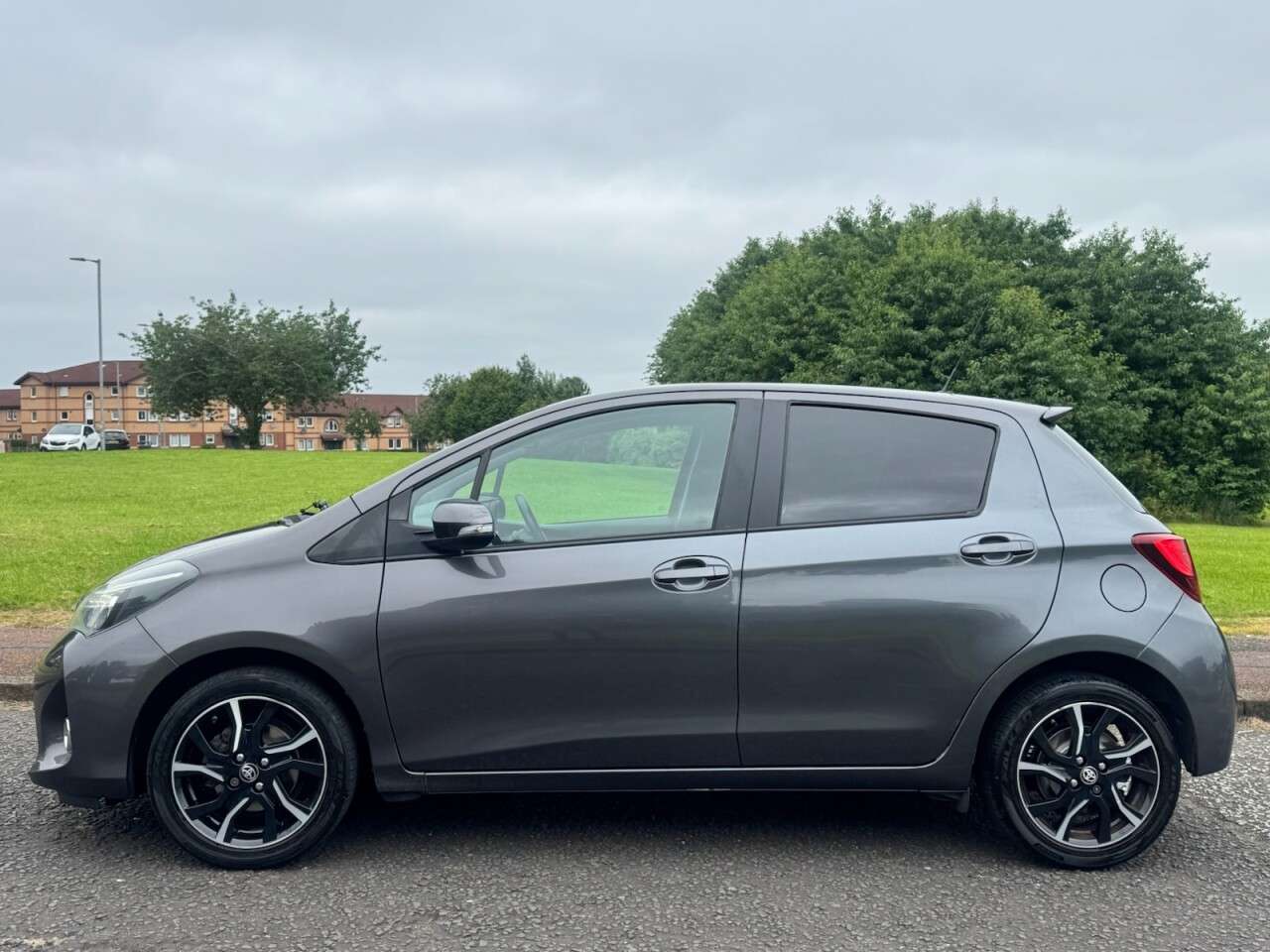 A 2015 TOYOTA YARIS 1.33 Dual VVT-i Sport Hatchback 5dr Petrol Manual Euro 5 Euro 5 (99 ps) A 2015 TOYOTA YARIS 1.33 Dual VVT-i Sport Hatchback 5dr Petrol Manual Euro 5 Euro 5 (99 ps)