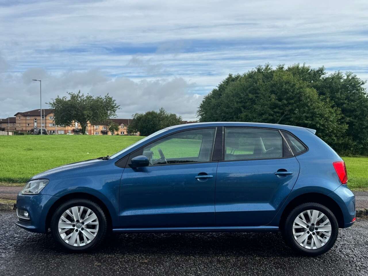 A 2015 VOLKSWAGEN POLO 1.0 BlueMotion Tech SE Hatchback 5dr Petrol Manual Euro 6 (s/s) (60 ps) Par A 2015 VOLKSWAGEN POLO 1.0 BlueMotion Tech SE Hatchback 5dr Petrol Manual Euro 6 (s/s) (60 ps) Par