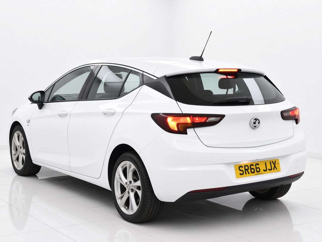 A 2017 VAUXHALL ASTRA 1.4i SRi Hatchback 5dr Petrol Manual Euro 6 (100 ps) Part Ex Welcome A 2017 VAUXHALL ASTRA 1.4i SRi Hatchback 5dr Petrol Manual Euro 6 (100 ps) Part Ex Welcome