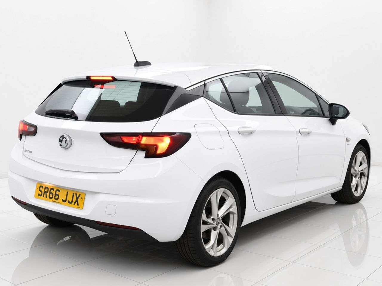 A 2017 VAUXHALL ASTRA 1.4i SRi Hatchback 5dr Petrol Manual Euro 6 (100 ps) Part Ex Welcome A 2017 VAUXHALL ASTRA 1.4i SRi Hatchback 5dr Petrol Manual Euro 6 (100 ps) Part Ex Welcome