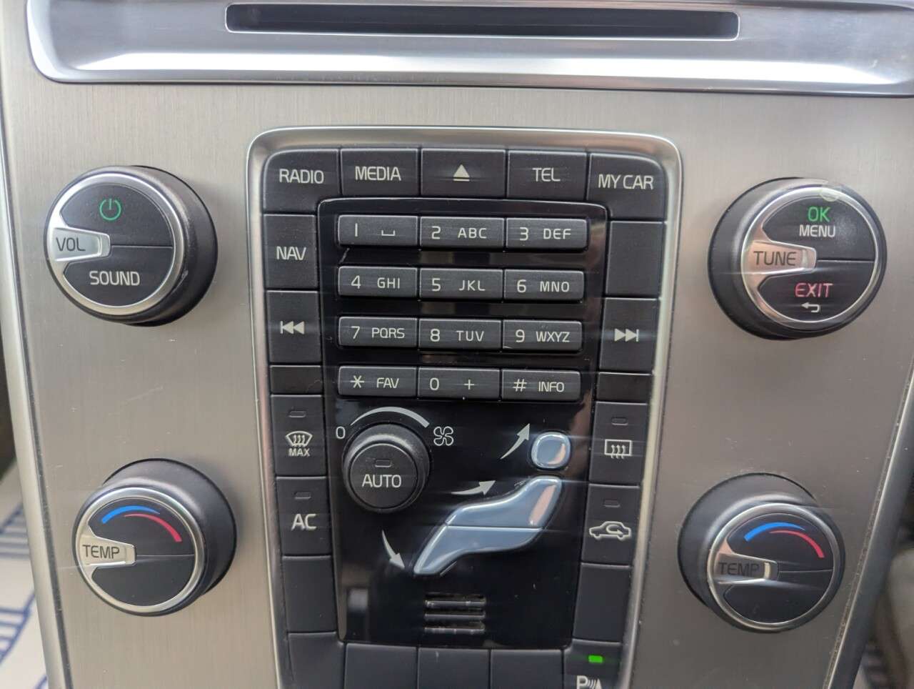 2011 VOLVO XC60 2011 VOLVO XC60