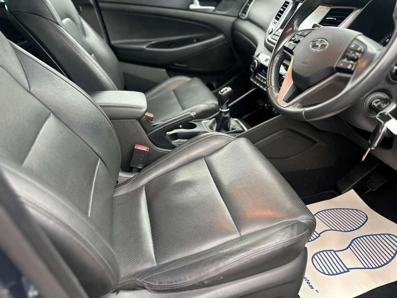 A 2017 HYUNDAI TUCSON 1.6 T-GDi Sport Edition SUV 5dr Petrol Manual Euro 6 (177 ps) SAT NAV-FSH-D A 2017 HYUNDAI TUCSON 1.6 T-GDi Sport Edition SUV 5dr Petrol Manual Euro 6 (177 ps) SAT NAV-FSH-D