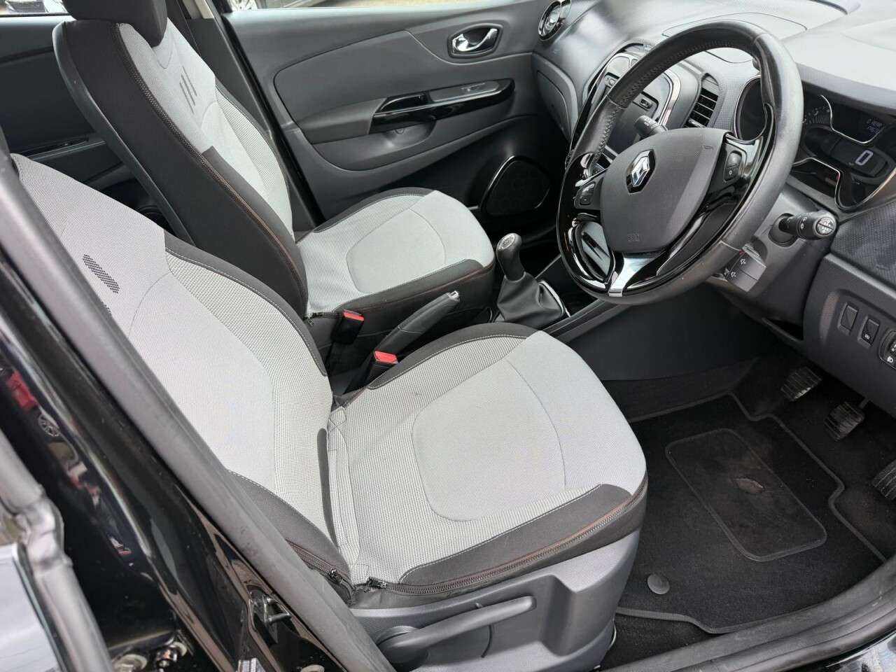 A 2013 RENAULT CAPTUR 1.5 dCi ENERGY Dynamique MediaNav SUV 5dr Diesel Manual Euro 5 (s/s) (90 ps A 2013 RENAULT CAPTUR 1.5 dCi ENERGY Dynamique MediaNav SUV 5dr Diesel Manual Euro 5 (s/s) (90 ps