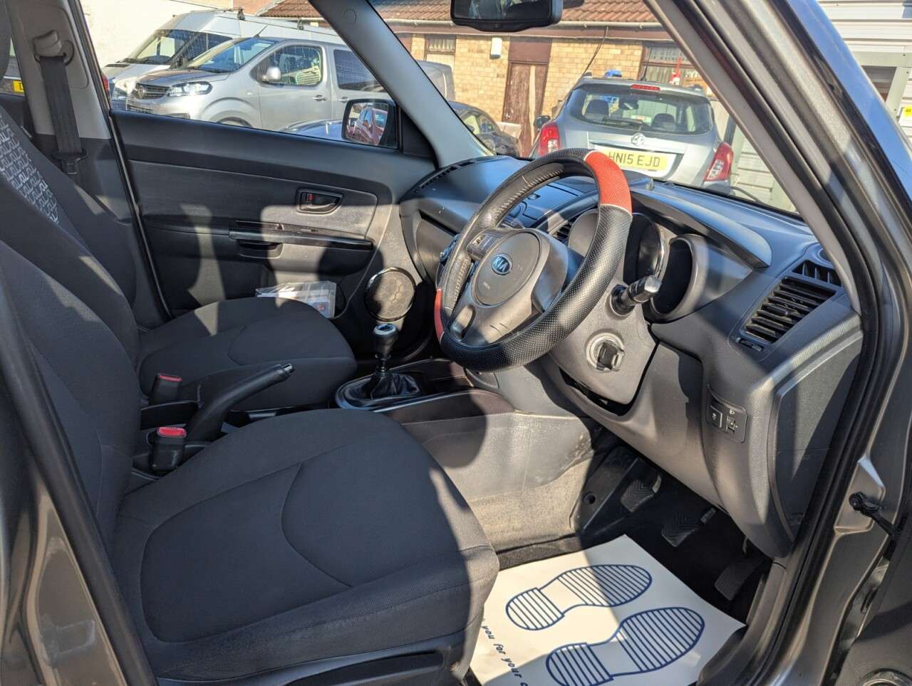 A 2010 KIA SOUL 1.6 Tempest SUV 5dr Petrol Manual Euro 4 (124 bhp) SERV HISTORY 10 SERVICE A 2010 KIA SOUL 1.6 Tempest SUV 5dr Petrol Manual Euro 4 (124 bhp) SERV HISTORY 10 SERVICE