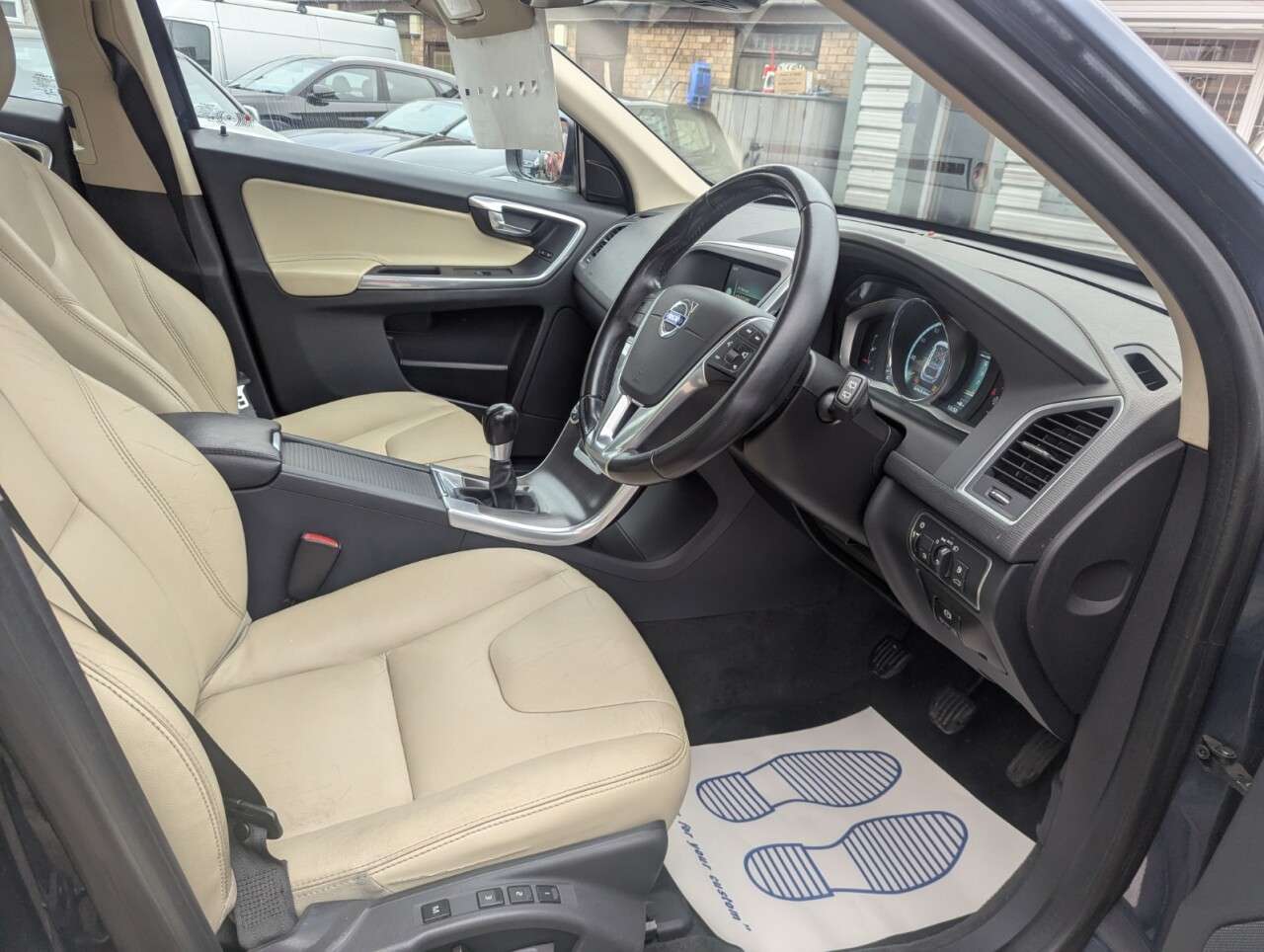 A 2014 VOLVO XC60 2.4 D4 SE Lux Nav SUV 5dr Diesel Manual AWD Euro 5 (s/s) (181 ps) FULL SERV A 2014 VOLVO XC60 2.4 D4 SE Lux Nav SUV 5dr Diesel Manual AWD Euro 5 (s/s) (181 ps) FULL SERV