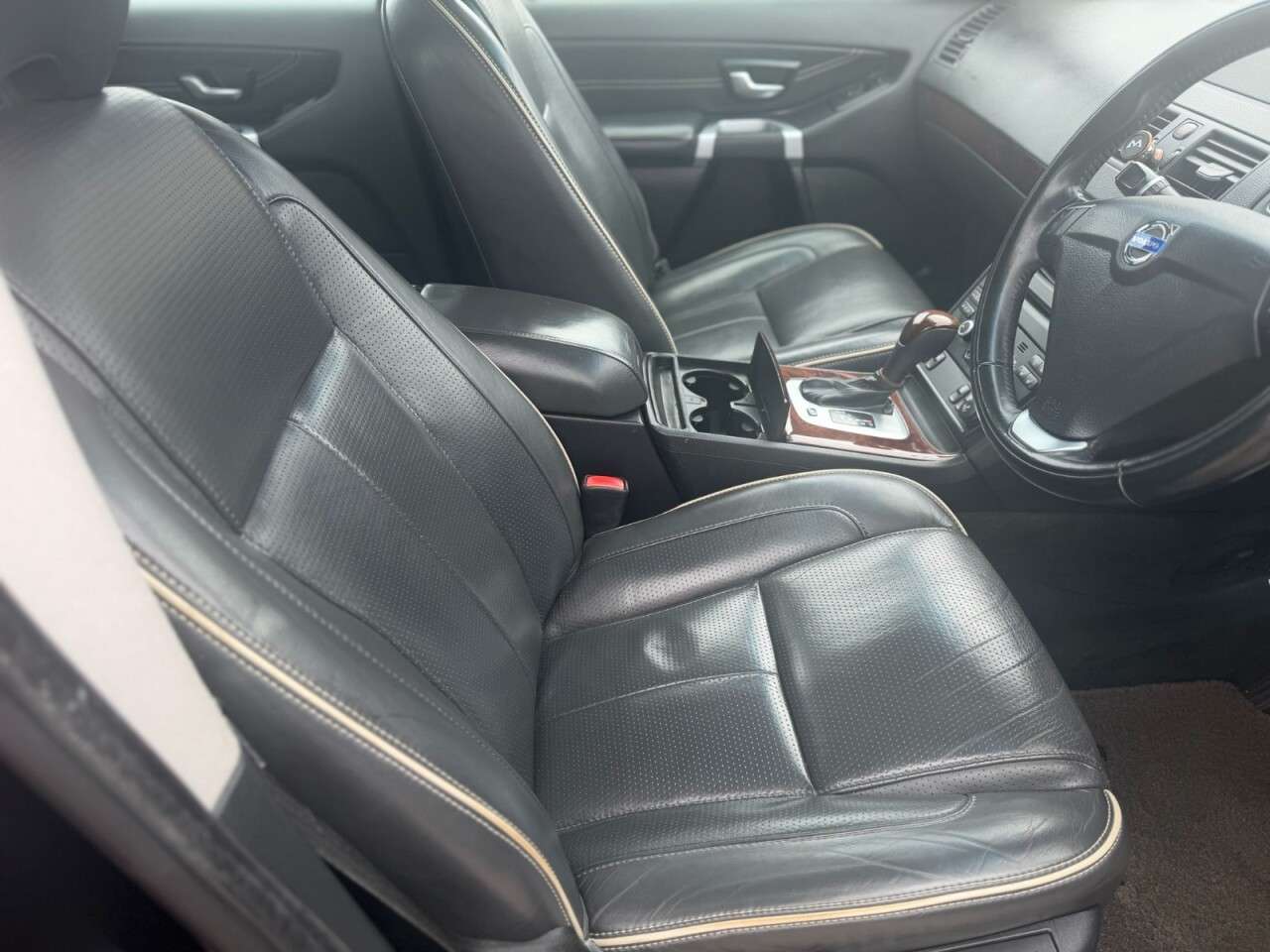 A 2014 VOLVO XC90 2.4 D5 Executive SUV 5dr Diesel Geartronic 4WD Euro 5 (200 ps) FULL SERVICE A 2014 VOLVO XC90 2.4 D5 Executive SUV 5dr Diesel Geartronic 4WD Euro 5 (200 ps) FULL SERVICE