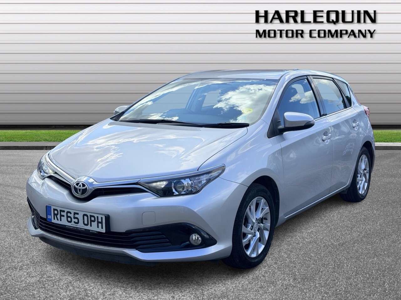 A 2015 TOYOTA AURIS 1.2 VVT-i Business Edition Hatchback 5dr Petrol Manual Euro 6 (s/s) (116 ps A 2015 TOYOTA AURIS 1.2 VVT-i Business Edition Hatchback 5dr Petrol Manual Euro 6 (s/s) (116 ps