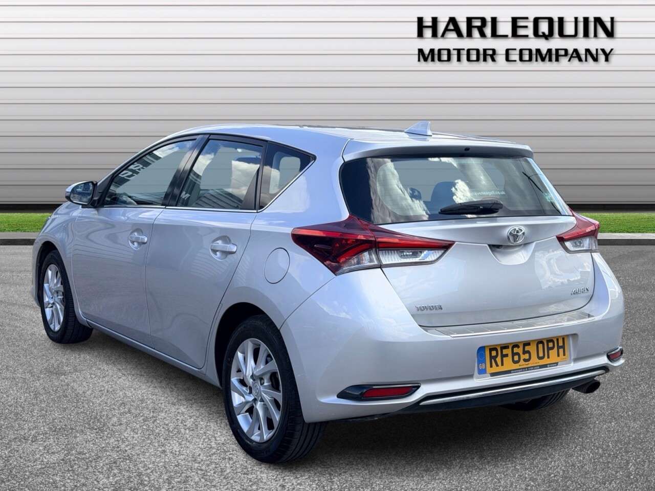 A 2015 TOYOTA AURIS 1.2 VVT-i Business Edition Hatchback 5dr Petrol Manual Euro 6 (s/s) (116 ps A 2015 TOYOTA AURIS 1.2 VVT-i Business Edition Hatchback 5dr Petrol Manual Euro 6 (s/s) (116 ps