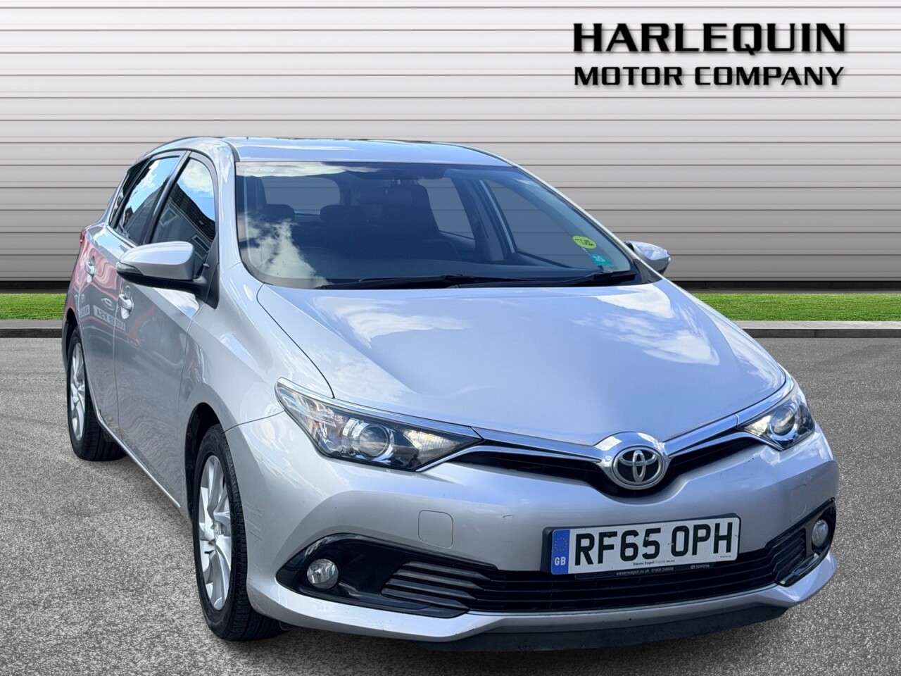 A 2015 TOYOTA AURIS 1.2 VVT-i Business Edition Hatchback 5dr Petrol Manual Euro 6 (s/s) (116 ps A 2015 TOYOTA AURIS 1.2 VVT-i Business Edition Hatchback 5dr Petrol Manual Euro 6 (s/s) (116 ps
