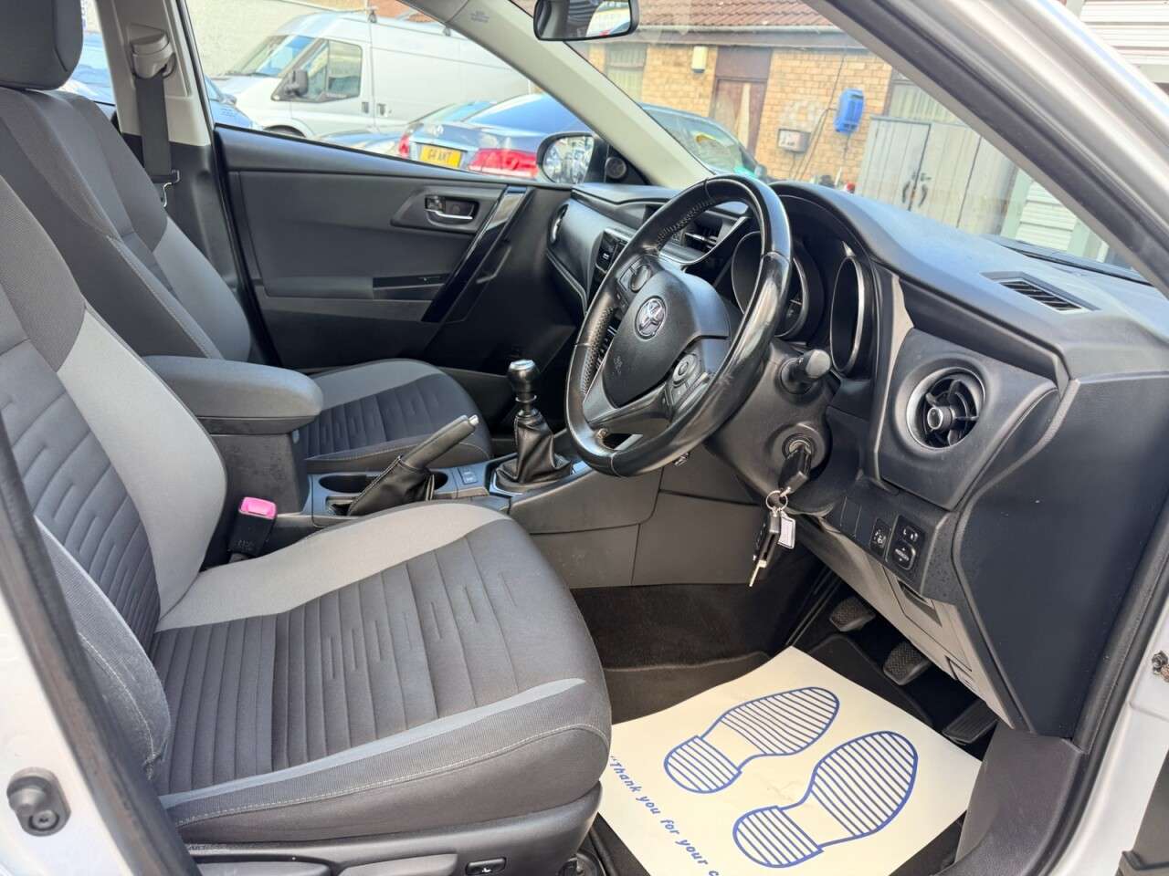 A 2015 TOYOTA AURIS 1.2 VVT-i Business Edition Hatchback 5dr Petrol Manual Euro 6 (s/s) (116 ps A 2015 TOYOTA AURIS 1.2 VVT-i Business Edition Hatchback 5dr Petrol Manual Euro 6 (s/s) (116 ps