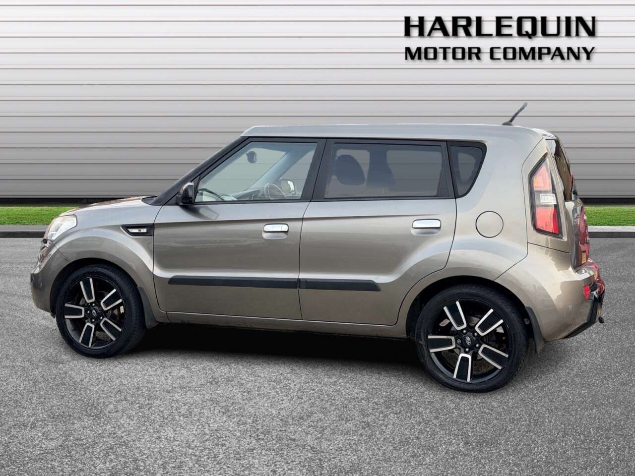 A 2010 KIA SOUL 1.6 Tempest SUV 5dr Petrol Manual Euro 4 (124 bhp) FULL SERVICE HISTORY A 2010 KIA SOUL 1.6 Tempest SUV 5dr Petrol Manual Euro 4 (124 bhp) FULL SERVICE HISTORY