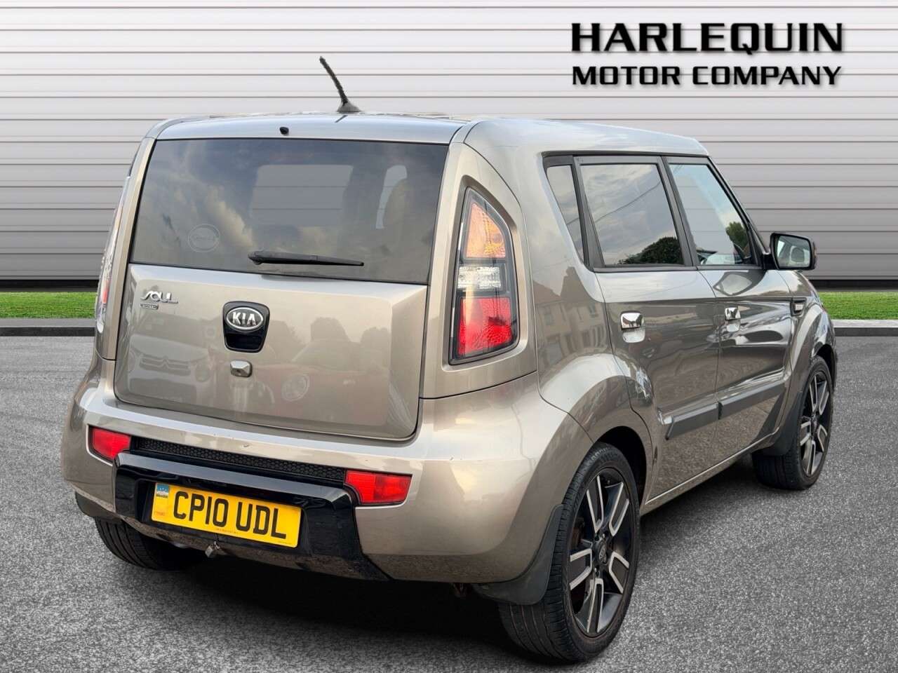 A 2010 KIA SOUL 1.6 Tempest SUV 5dr Petrol Manual Euro 4 (124 bhp) FULL SERVICE HISTORY A 2010 KIA SOUL 1.6 Tempest SUV 5dr Petrol Manual Euro 4 (124 bhp) FULL SERVICE HISTORY