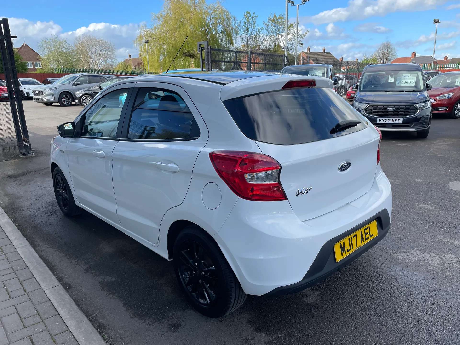 A 2017 FORD KA+ 1.2 85 Zetec White Edition 5dr A 2017 FORD KA+ 1.2 85 Zetec White Edition 5dr