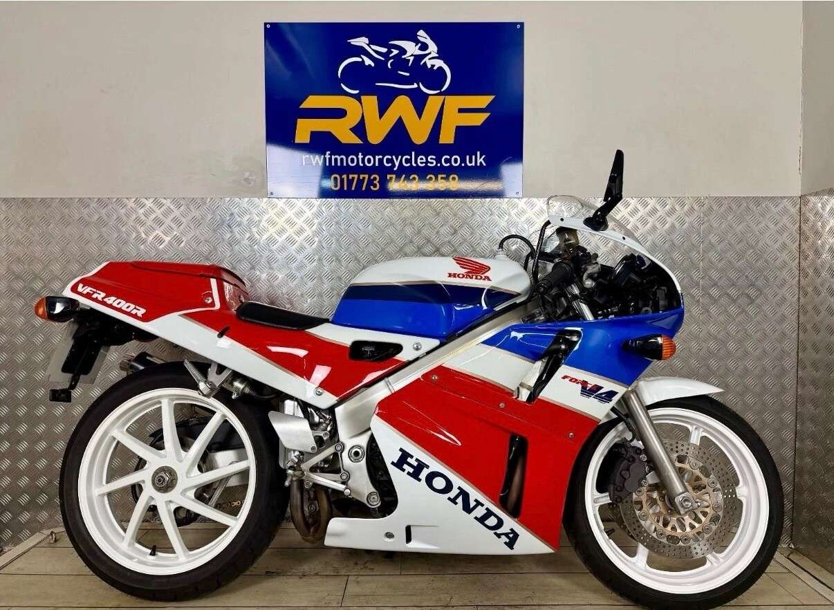 A 1990 HONDA VFR400 NC30 www.sellingyourbike.co.uk A 1990 HONDA VFR400 NC30 www.sellingyourbike.co.uk