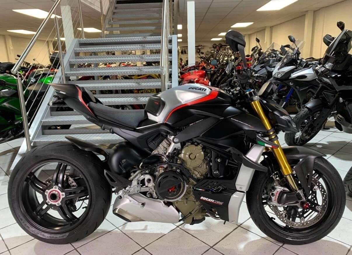A 2022 DUCATI STREETFIGHTER V4 SP www.sellingyourbike.co.uk A 2022 DUCATI STREETFIGHTER V4 SP www.sellingyourbike.co.uk