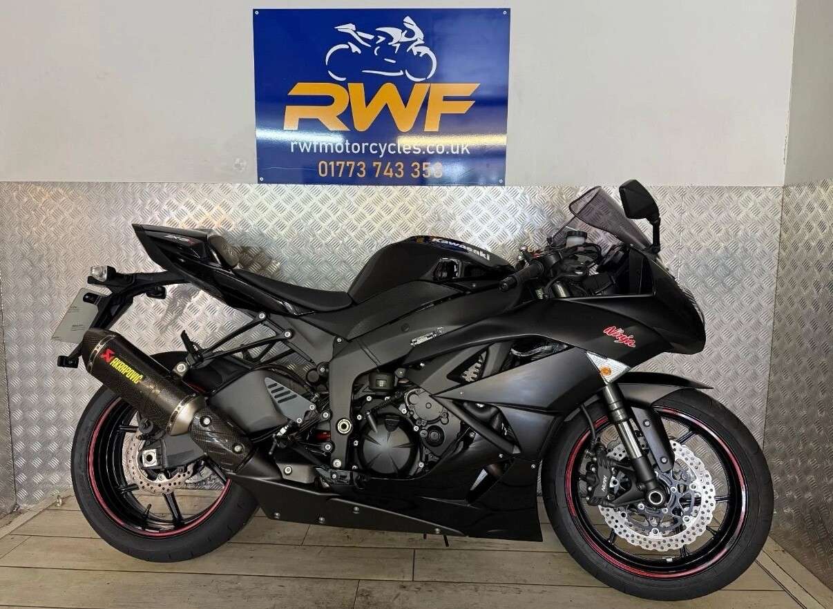 A 2014 KAWASAKI NINJA ZX-6R Performance Edition www.sellingyourbike.co.uk A 2014 KAWASAKI NINJA ZX-6R Performance Edition www.sellingyourbike.co.uk