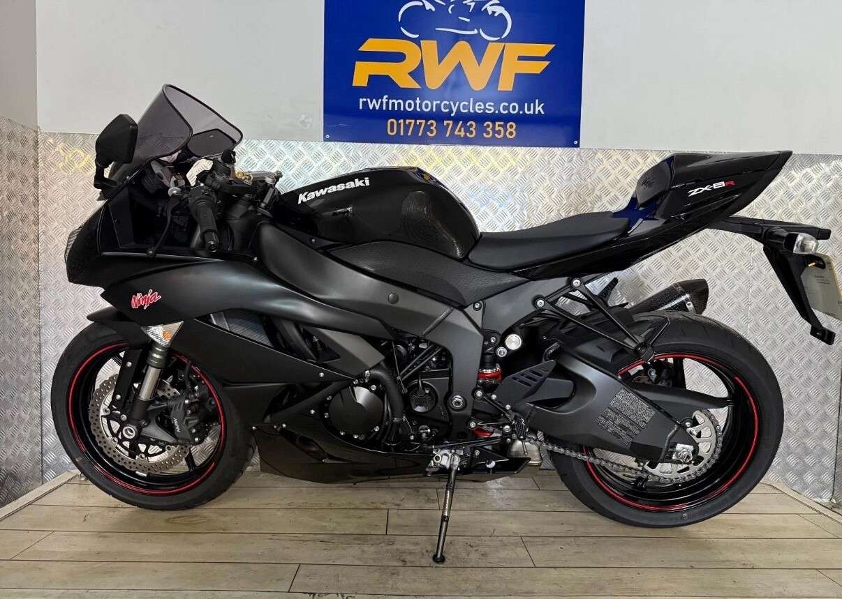 A 2014 KAWASAKI NINJA ZX-6R Performance Edition www.sellingyourbike.co.uk A 2014 KAWASAKI NINJA ZX-6R Performance Edition www.sellingyourbike.co.uk