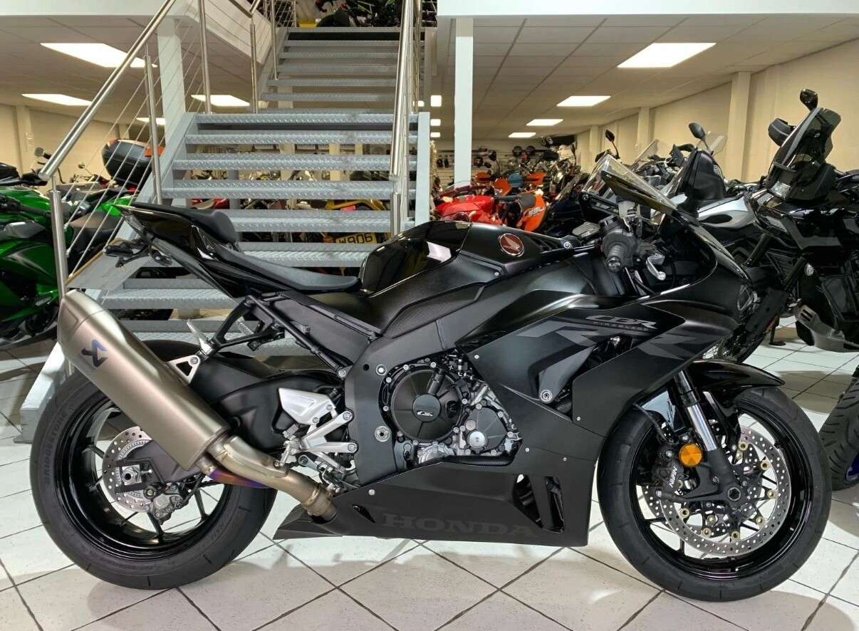 A 2022 HONDA CBR1000RR-R FIREBLADE www.sellingyourbike.co.uk A 2022 HONDA CBR1000RR-R FIREBLADE www.sellingyourbike.co.uk