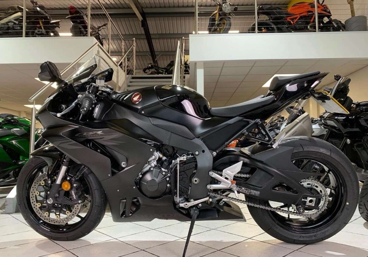 A 2022 HONDA CBR1000RR-R FIREBLADE www.sellingyourbike.co.uk A 2022 HONDA CBR1000RR-R FIREBLADE www.sellingyourbike.co.uk