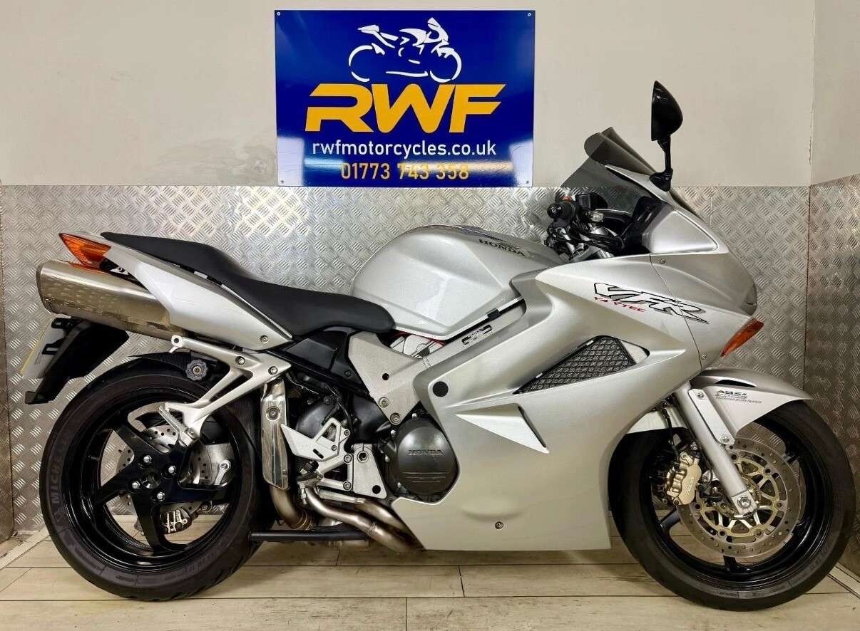 A 2003 HONDA VFR800 www.sellingyourbike.co.uk A 2003 HONDA VFR800 www.sellingyourbike.co.uk