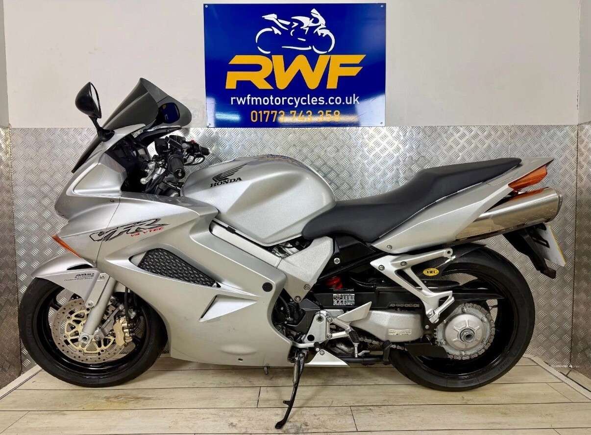 A 2003 HONDA VFR800 www.sellingyourbike.co.uk A 2003 HONDA VFR800 www.sellingyourbike.co.uk