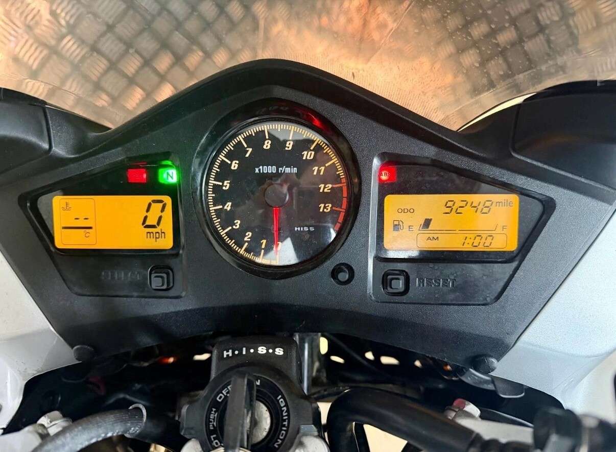 A 2003 HONDA VFR800 www.sellingyourbike.co.uk A 2003 HONDA VFR800 www.sellingyourbike.co.uk