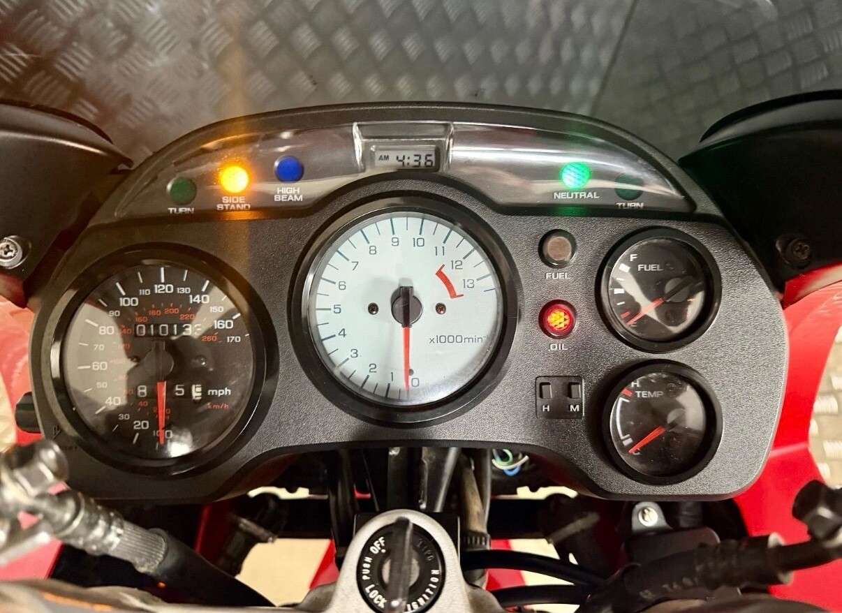 A 1996 HONDA VF750 www.sellingyourbike.co.uk A 1996 HONDA VF750 www.sellingyourbike.co.uk