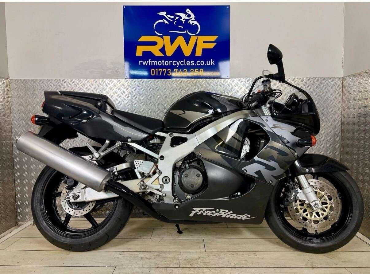 A 1998 HONDA CBR 900 RR Fireblade www.sellingyourbike.co.uk A 1998 HONDA CBR 900 RR Fireblade www.sellingyourbike.co.uk