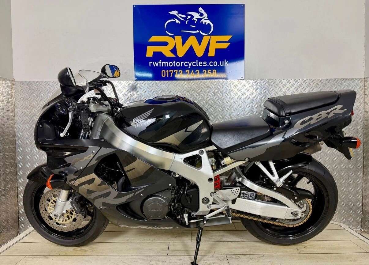 A 1998 HONDA CBR 900 RR Fireblade www.sellingyourbike.co.uk A 1998 HONDA CBR 900 RR Fireblade www.sellingyourbike.co.uk