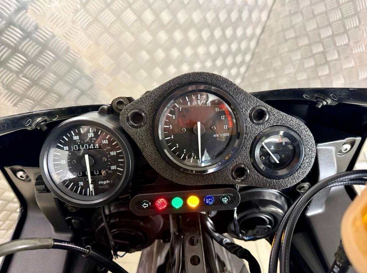 A 1998 HONDA CBR 900 RR Fireblade www.sellingyourbike.co.uk A 1998 HONDA CBR 900 RR Fireblade www.sellingyourbike.co.uk