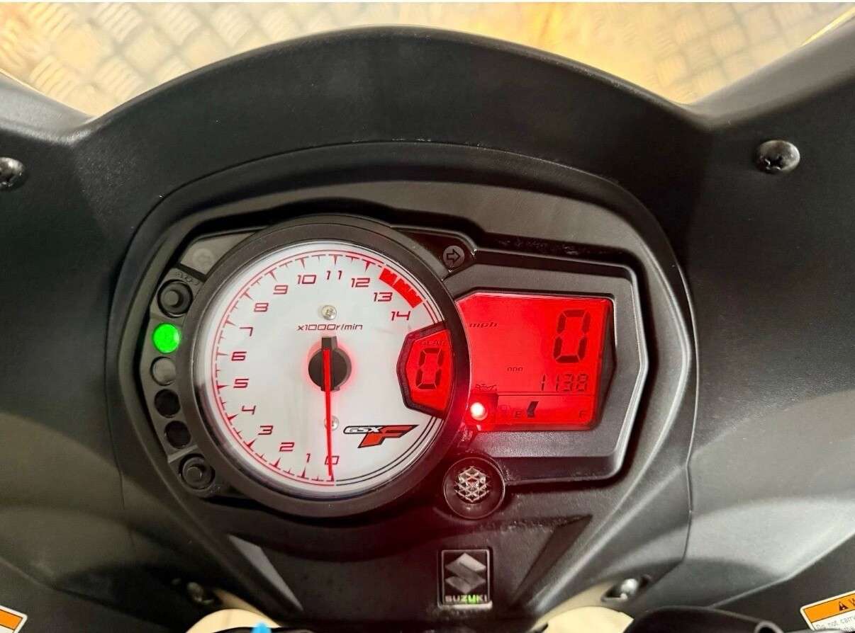 A 2015 SUZUKI GSX650F www.sellingyourbike.co.uk A 2015 SUZUKI GSX650F www.sellingyourbike.co.uk