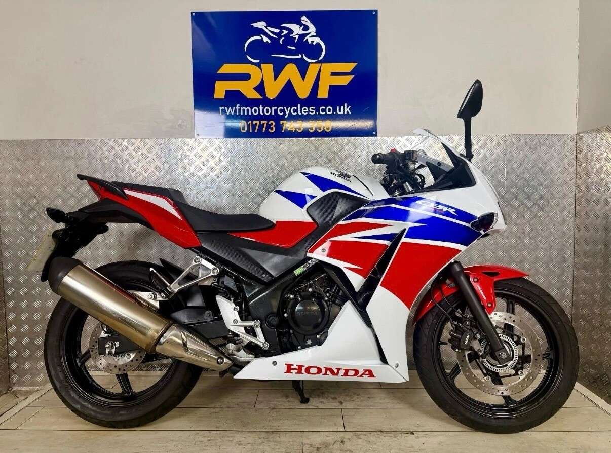 A 2015 HONDA CBR300R www.sellingyourbike.co.uk A 2015 HONDA CBR300R www.sellingyourbike.co.uk