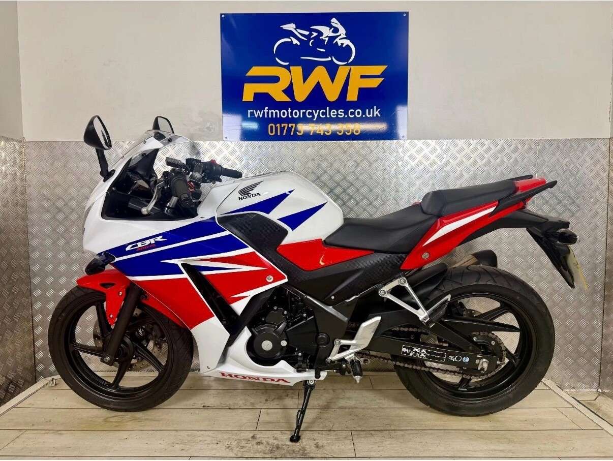 A 2015 HONDA CBR300R www.sellingyourbike.co.uk A 2015 HONDA CBR300R www.sellingyourbike.co.uk