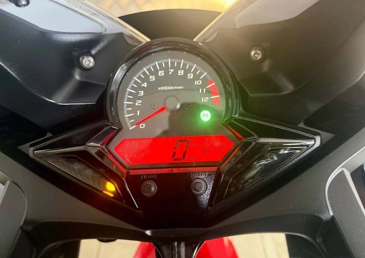 A 2015 HONDA CBR300R www.sellingyourbike.co.uk A 2015 HONDA CBR300R www.sellingyourbike.co.uk