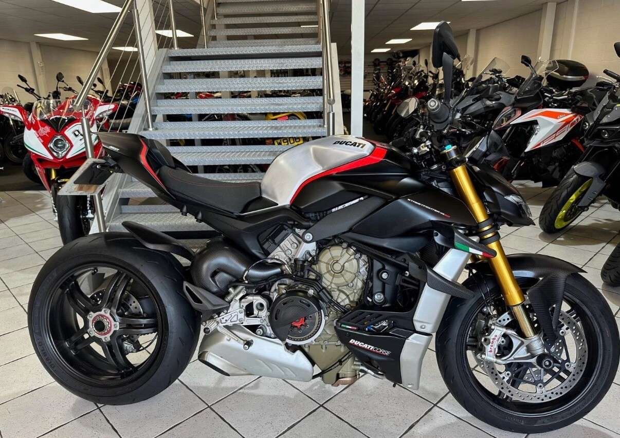 A 2022 DUCATI STREETFIGHTER V4 SP www.sellingyourbike.co.uk A 2022 DUCATI STREETFIGHTER V4 SP www.sellingyourbike.co.uk