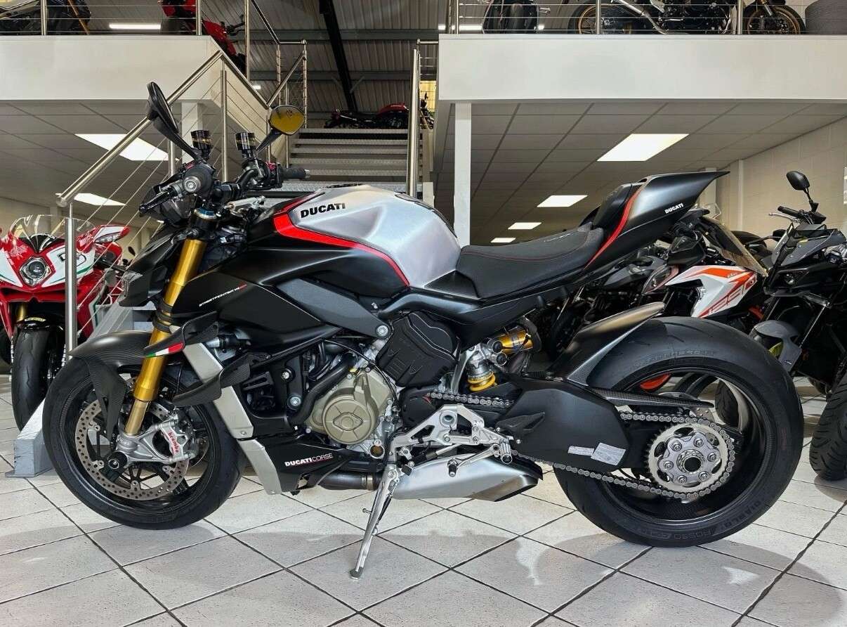 A 2022 DUCATI STREETFIGHTER V4 SP www.sellingyourbike.co.uk A 2022 DUCATI STREETFIGHTER V4 SP www.sellingyourbike.co.uk