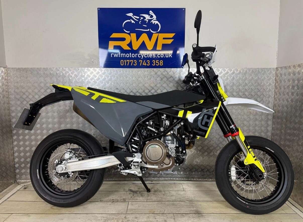A 2023 HUSQVARNA 701 SUPERMOTO www.sellingyourbike.co.uk A 2023 HUSQVARNA 701 SUPERMOTO www.sellingyourbike.co.uk