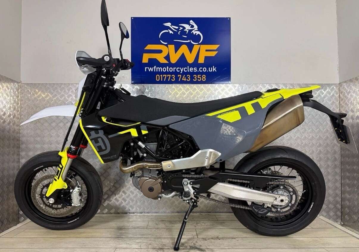 A 2023 HUSQVARNA 701 SUPERMOTO www.sellingyourbike.co.uk A 2023 HUSQVARNA 701 SUPERMOTO www.sellingyourbike.co.uk