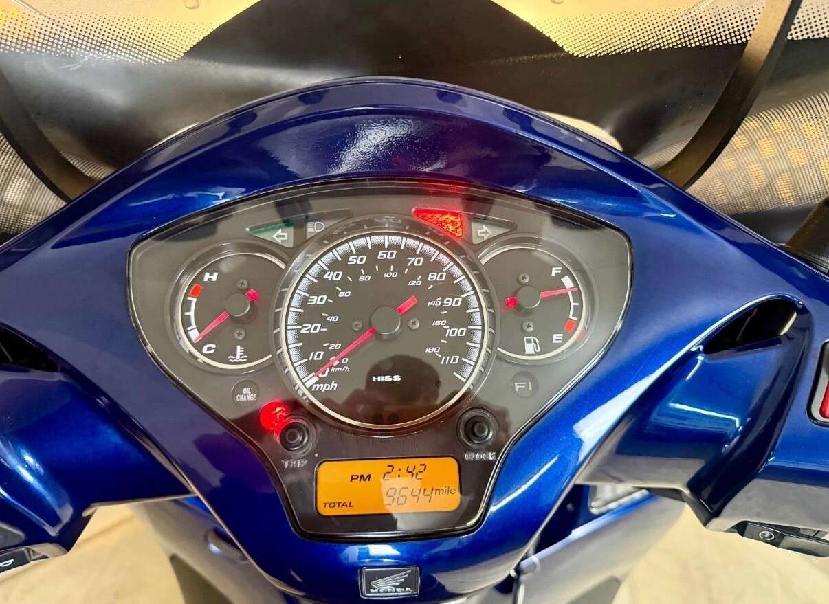 A 2009 HONDA SH300I www.sellingyourbike.co.uk A 2009 HONDA SH300I www.sellingyourbike.co.uk