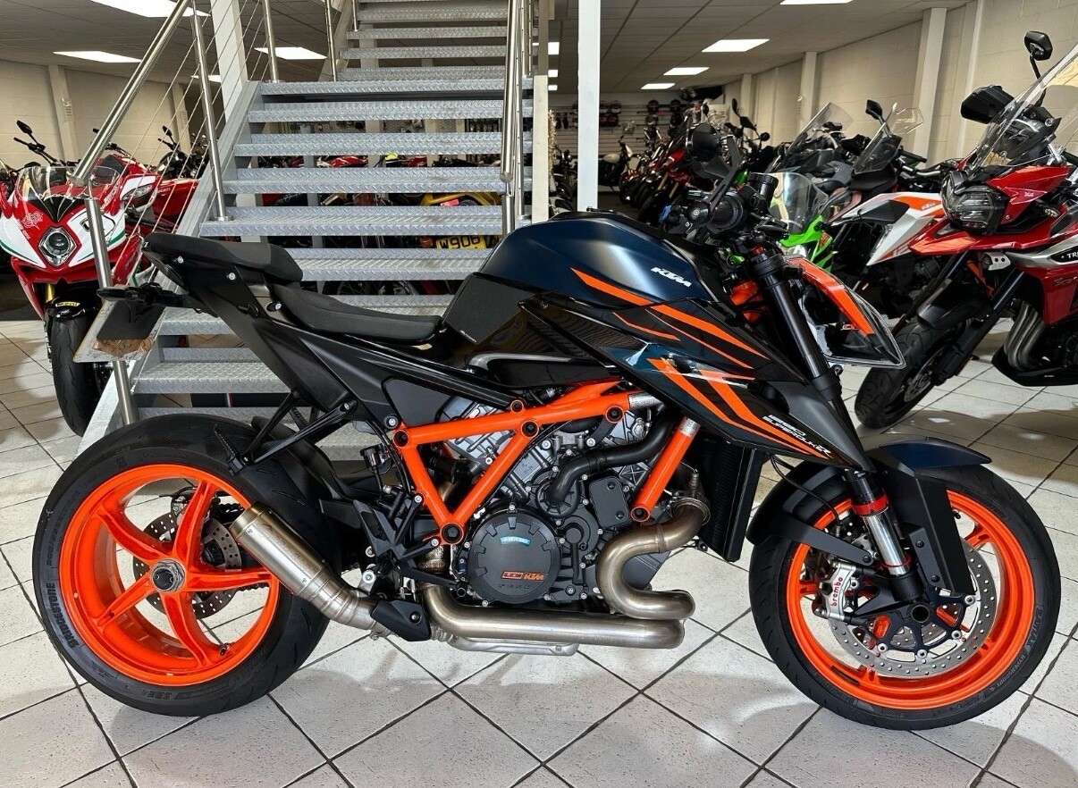 A 2023 KTM 1290 SUPER DUKE R www.sellingyourbike.co.uk A 2023 KTM 1290 SUPER DUKE R www.sellingyourbike.co.uk