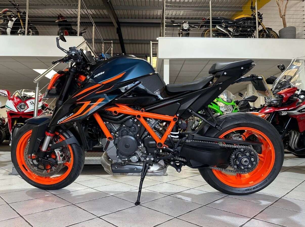 A 2023 KTM 1290 SUPER DUKE R www.sellingyourbike.co.uk A 2023 KTM 1290 SUPER DUKE R www.sellingyourbike.co.uk