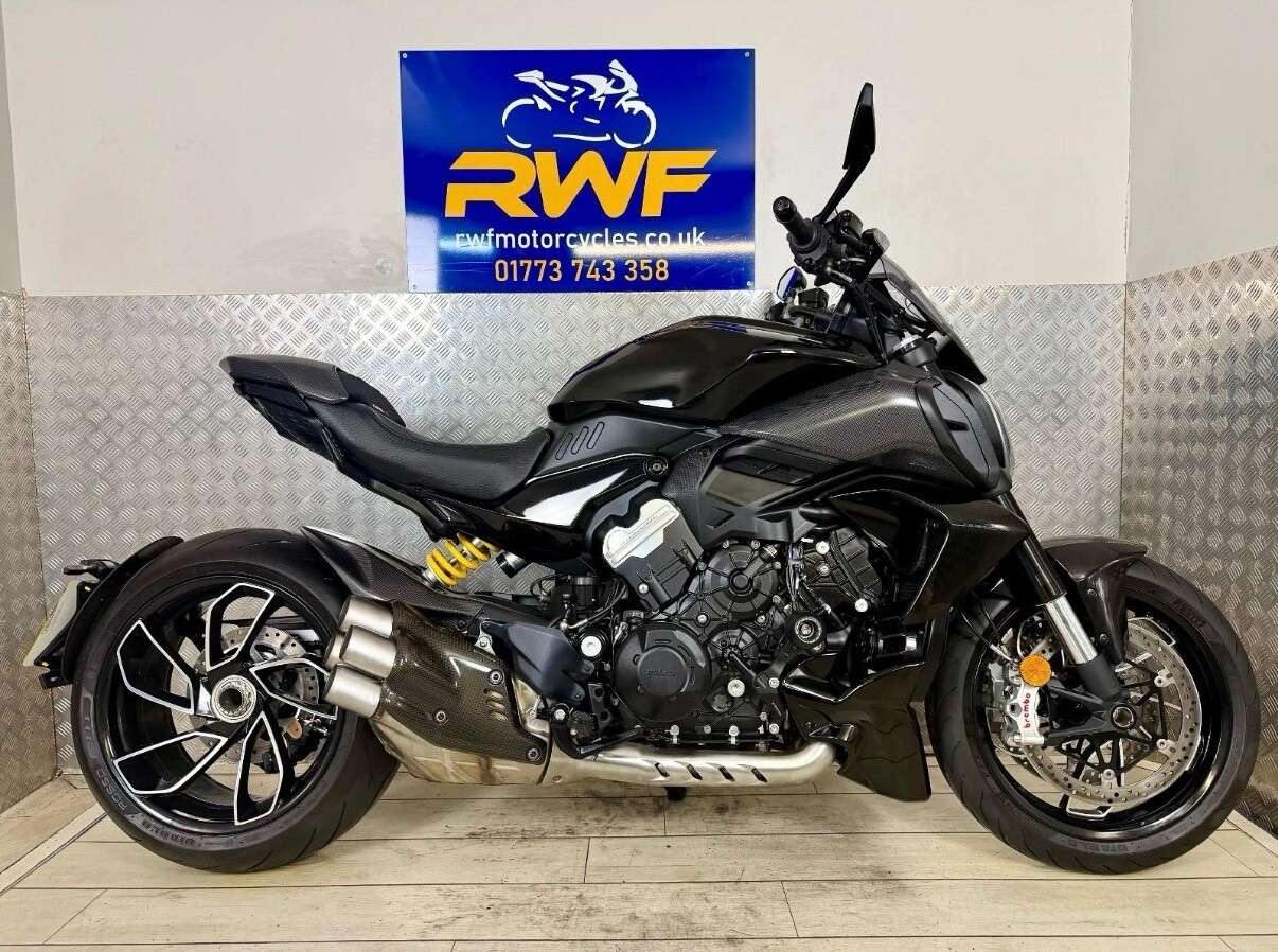 A 2025 DUCATI DIAVEL V4 www.sellingyourbike.co.uk A 2025 DUCATI DIAVEL V4 www.sellingyourbike.co.uk