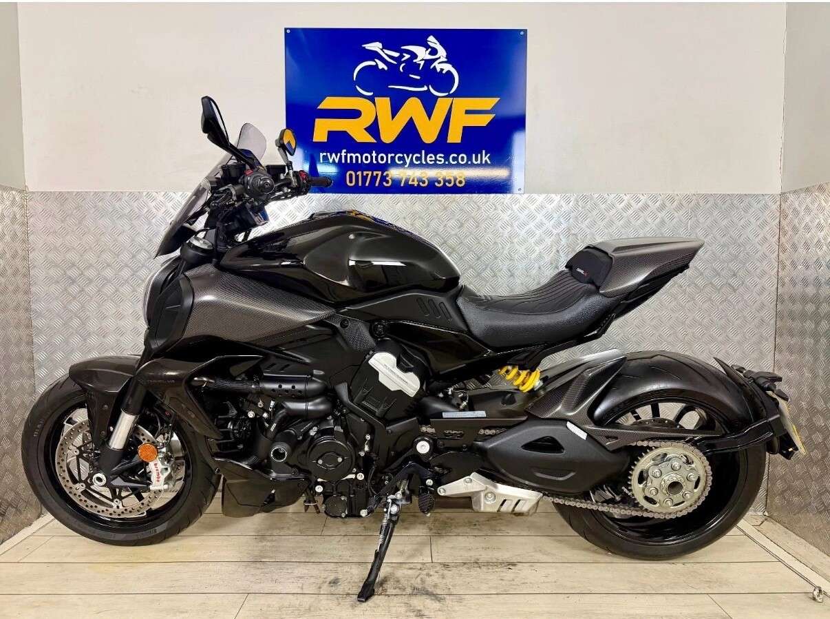 A 2025 DUCATI DIAVEL V4 www.sellingyourbike.co.uk A 2025 DUCATI DIAVEL V4 www.sellingyourbike.co.uk