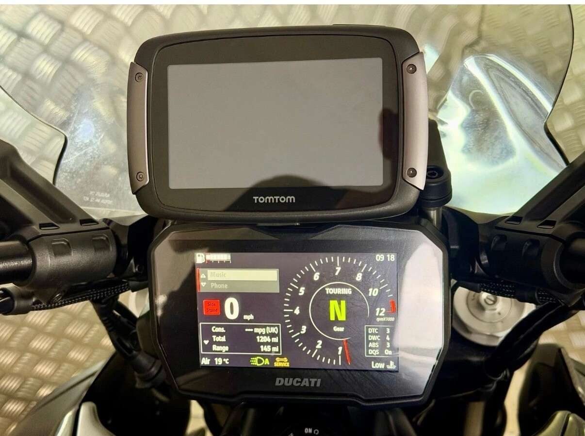 A 2025 DUCATI DIAVEL V4 www.sellingyourbike.co.uk A 2025 DUCATI DIAVEL V4 www.sellingyourbike.co.uk