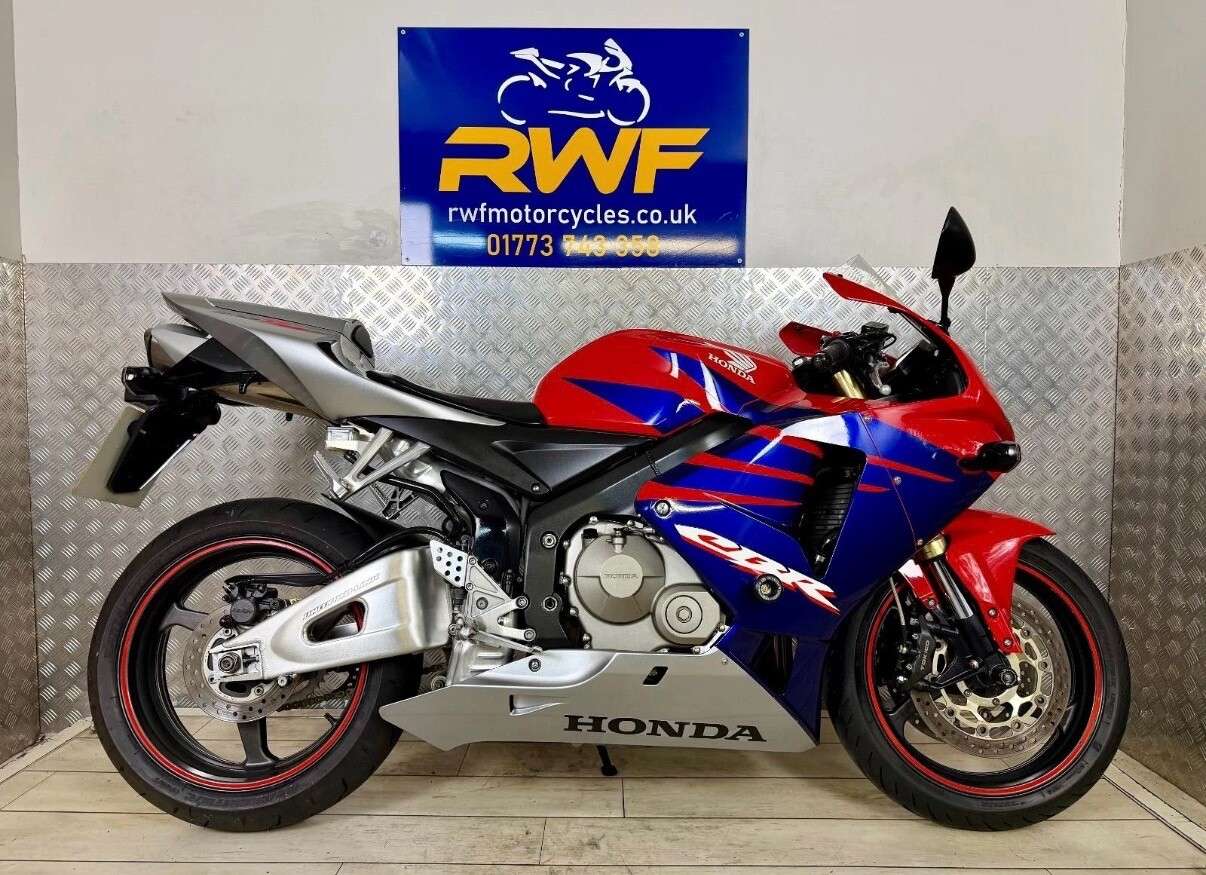 A 2005 HONDA CBR600RR www.sellingyourbike.co.uk A 2005 HONDA CBR600RR www.sellingyourbike.co.uk