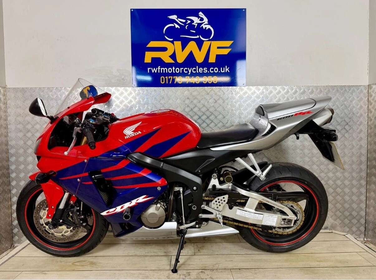 A 2005 HONDA CBR600RR www.sellingyourbike.co.uk A 2005 HONDA CBR600RR www.sellingyourbike.co.uk